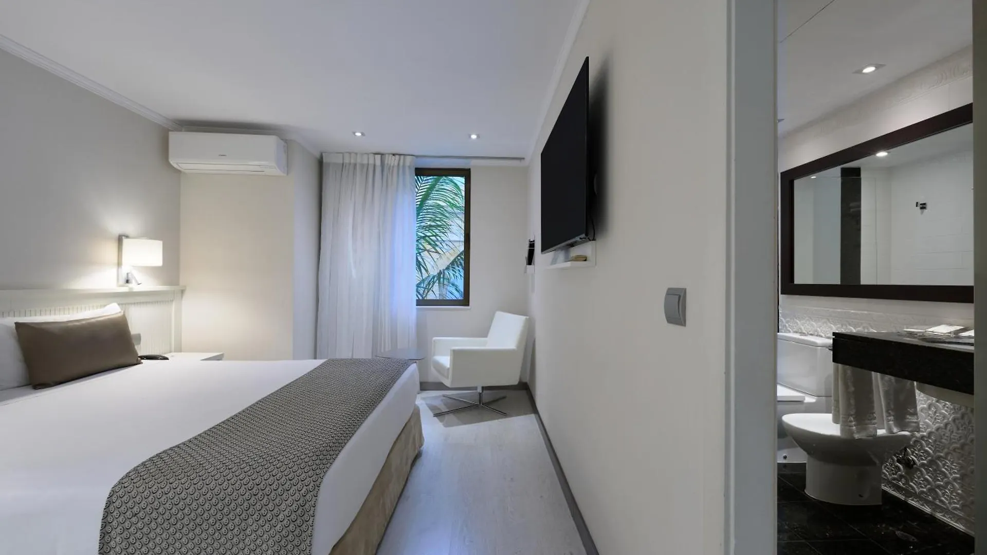 Catalonia Roma Hotel Barcelona 3*,
